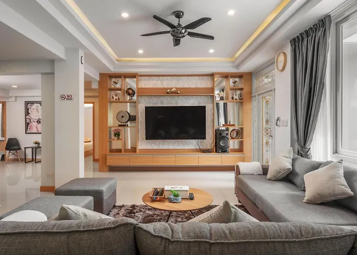 Gala Pavilion Villa Pattaya met een Zwembad