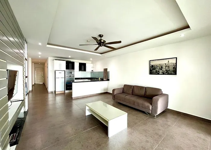 Tudor Court By Fantasea Beach Pattaya